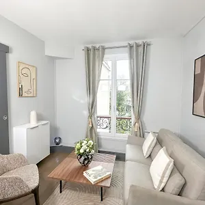 https://eiffel-tower-charming-apartment-827.fr-paris.fr